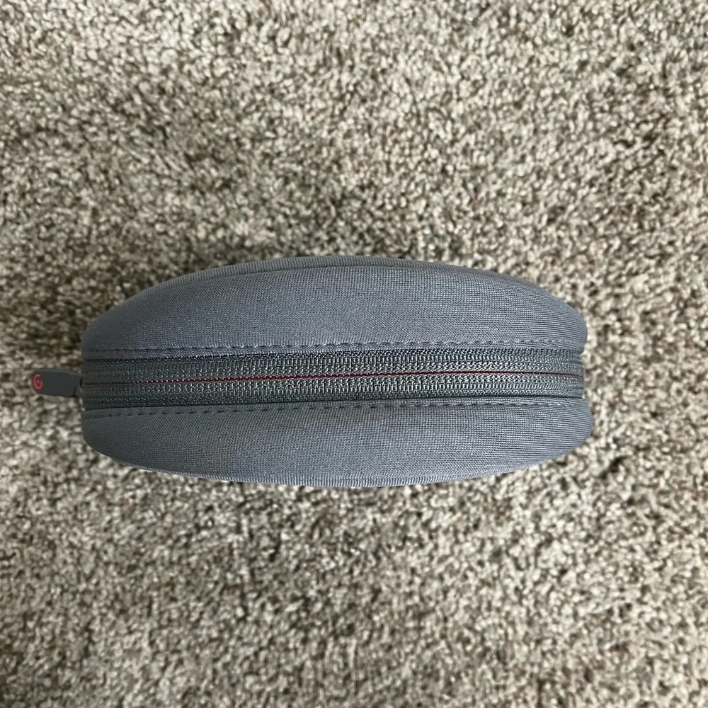 Beats by Dre Headphones Case (Soft Case w/ Inside Pocket) Gray with Red Accents
